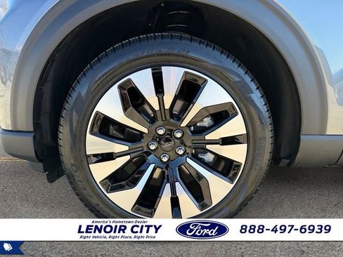 Used 2025 Ford Explorer Platinum w/ LUX Leather Package image 9