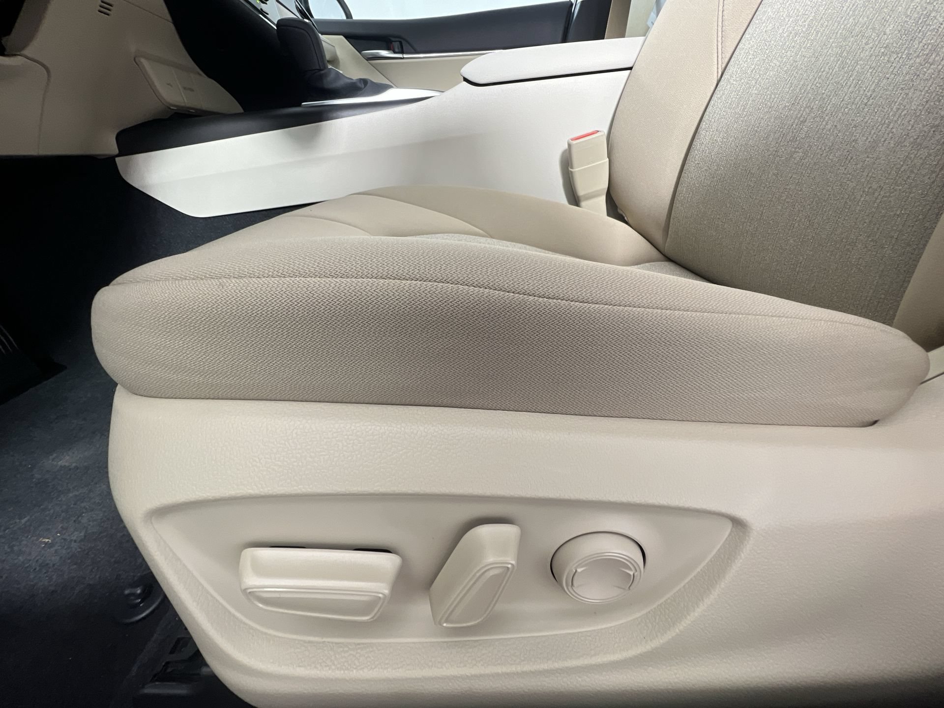 Used 2024 Toyota Camry LE w/ Convenience Package FWD image 15