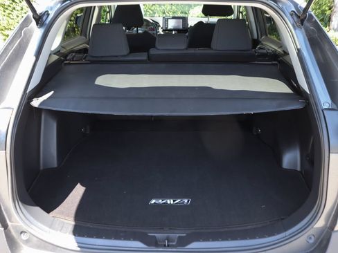 Used 2021 Toyota RAV4 LE w/ Carpet Mat Package (TMS) AWD/4WD image 8