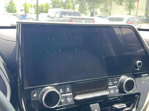Used 2023 Toyota Highlander XLE FWD image 16