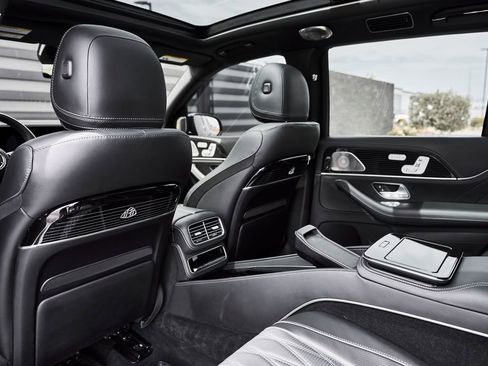 Used 2024 Mercedes-Benz Maybach GLS 600 4MATIC image 38