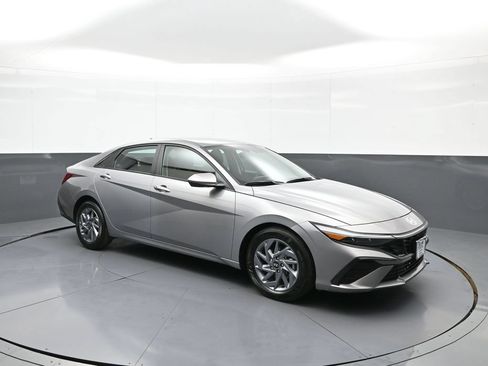 Certified 2024 Hyundai Elantra SEL FWD image 4