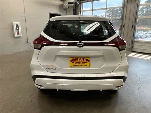 Used 2022 Nissan Kicks S image 6