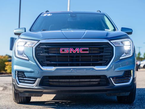 Used 2024 GMC Terrain SLE w/ Driver Convenience Package image 2
