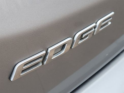 Used 2020 Ford Edge SEL image 17