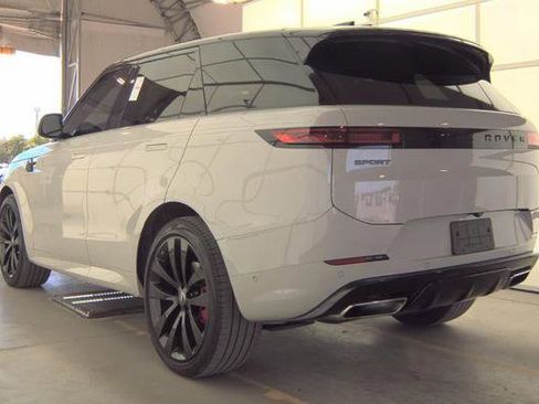 Used 2024 Land Rover Range Rover Sport Dynamic SE image 3