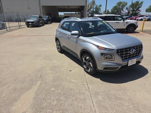 Used 2025 Hyundai Venue SEL FWD image 6