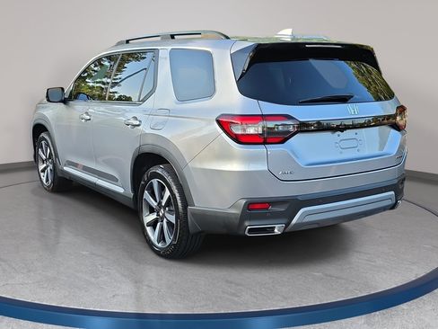 Used 2025 Honda Pilot Touring image 7