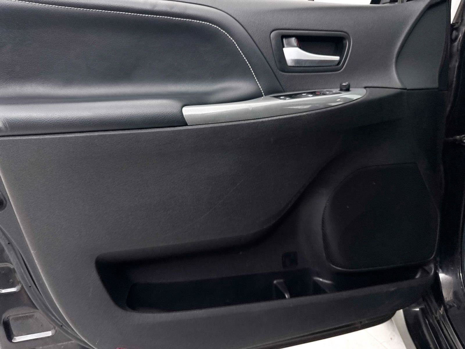 Used 2017 Toyota Sienna SE Premium FWD image 22