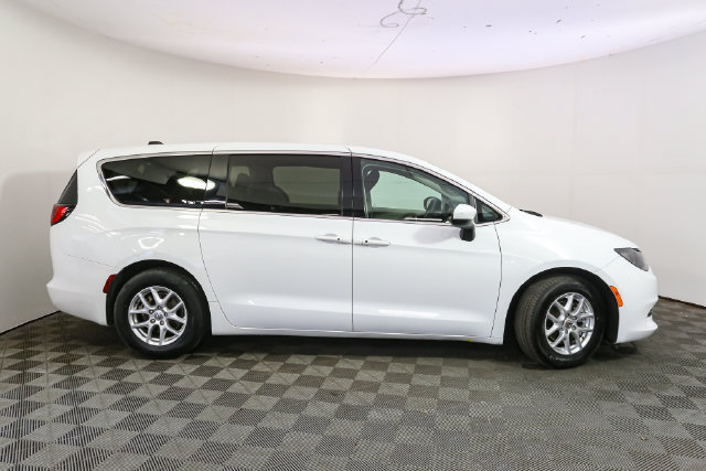 Used 2022 Chrysler Voyager LX FWD image 13