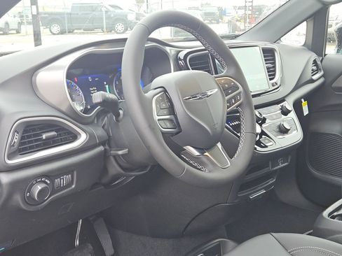 New 2026 Chrysler Voyager LX image 10