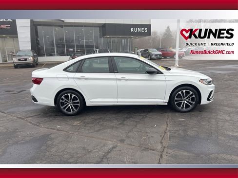 Used 2025 Volkswagen Jetta Sport image 4