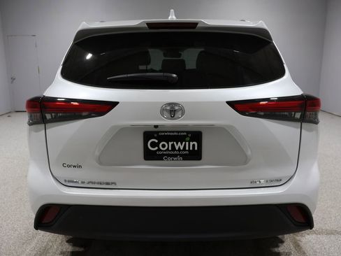 Certified 2022 Toyota Highlander XLE image 4