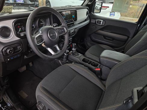 Used 2025 Jeep Wrangler Unlimited Sahara AWD/4WD image 9