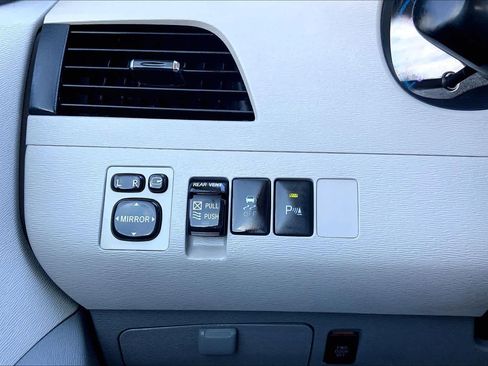 Used 2011 Toyota Sienna Limited image 33