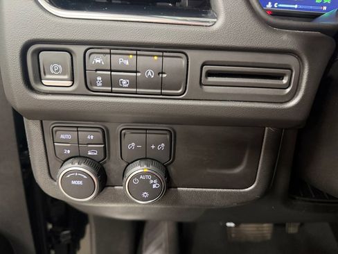 Used 2023 Chevrolet Tahoe LT w/ Luxury Package AWD/4WD image 32