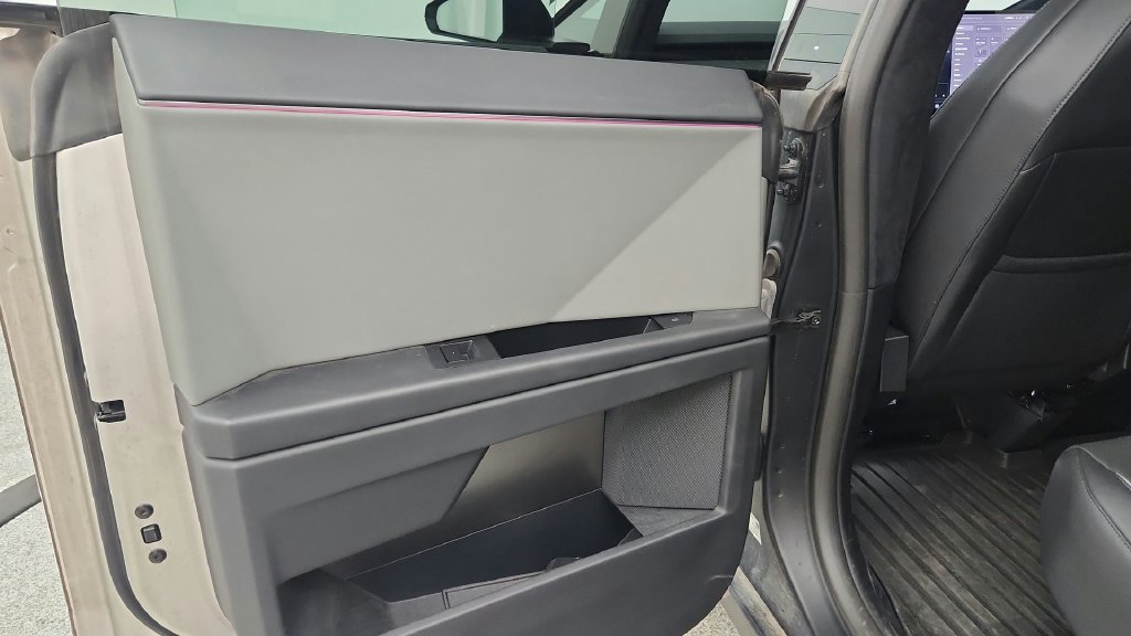 Used 2024 Tesla Cybertruck AWD Crew Cab image 32