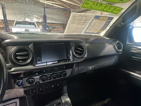 Used 2017 Toyota Tacoma TRD Pro AWD/4WD image 13