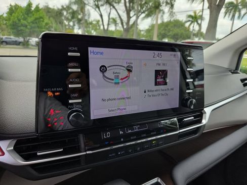 Used 2023 Toyota Sienna LE FWD image 16