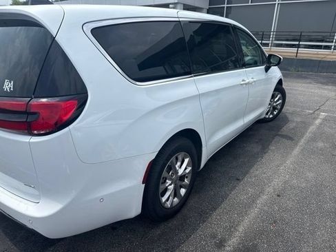 Used 2023 Chrysler Pacifica Touring-L AWD/4WD image 3
