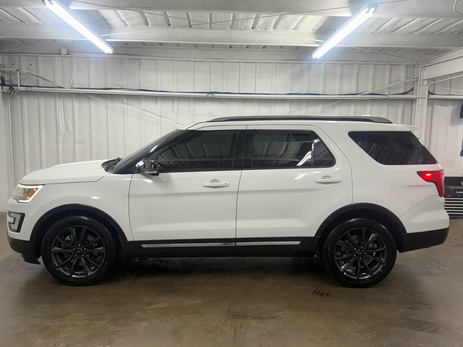 Used 2017 Ford Explorer XLT w/ Equipment Group 202A FWD image 10