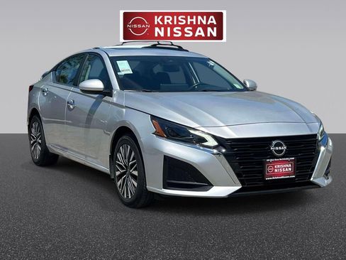 Used 2024 Nissan Altima 2.5 SV w/ SV Premium Package AWD/4WD image 1