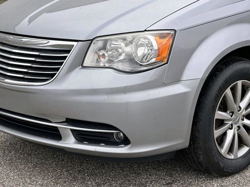 Used 2014 Chrysler Town & Country Touring-L image 7