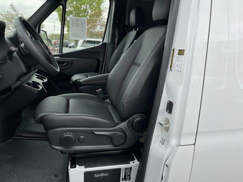 Used 2025 Mercedes-Benz Sprinter 2500 image 13