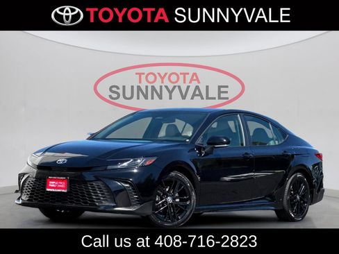 Used 2025 Toyota Camry SE FWD image 1