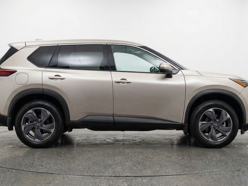 Used 2025 Nissan Rogue SV image 11