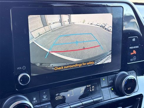 Used 2023 Toyota Highlander XLE image 33