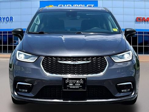 Used 2023 Chrysler Pacifica Touring-L FWD image 2