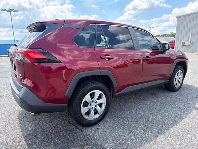 Used 2022 Toyota RAV4 LE AWD/4WD image 3