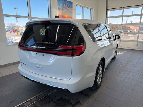 Used 2024 Chrysler Pacifica Touring-L image 5