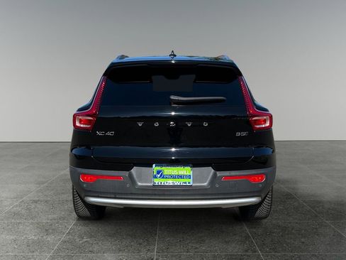Used 2023 Volvo XC40 B5 Plus image 7