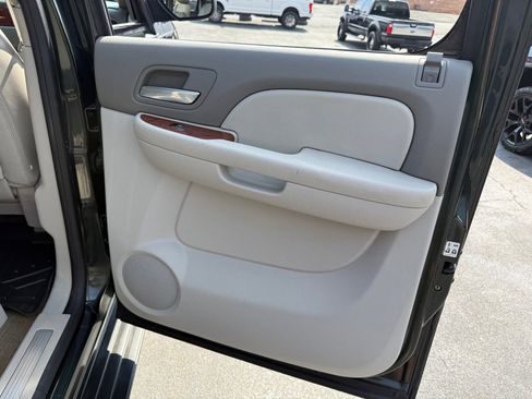 Used 2013 Chevrolet Avalanche LTZ image 74