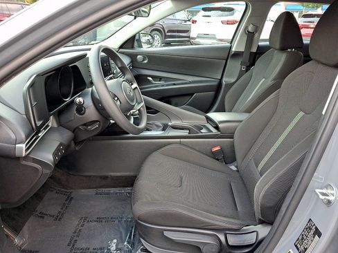 Used 2022 Hyundai Elantra SE FWD image 12