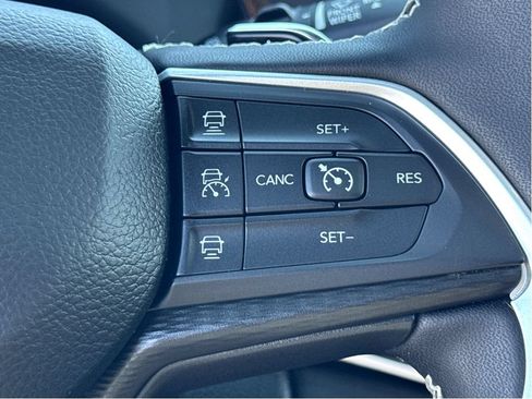Used 2023 Jeep Grand Cherokee L Laredo AWD/4WD image 17