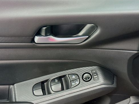 Used 2025 Nissan Altima 2.5 SV FWD image 15