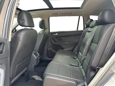 Used 2018 Volkswagen Tiguan SE w/ Panoramic Sunroof Package AWD/4WD image 11