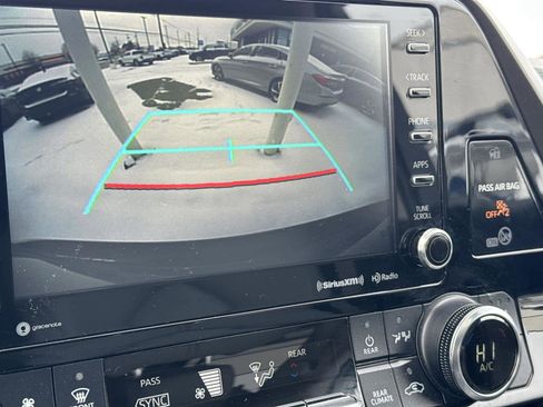 Used 2020 Toyota Highlander XLE image 24