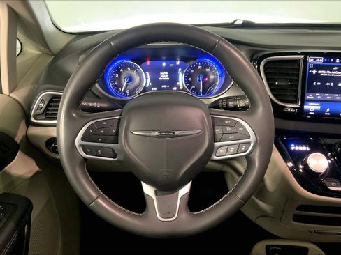 Used 2024 Chrysler Pacifica Touring-L FWD image 5