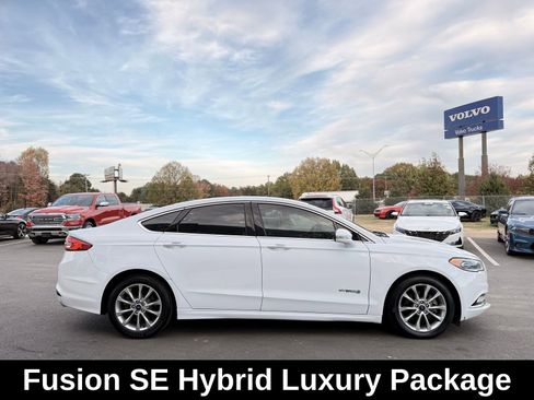 Used 2017 Ford Fusion SE w/ Equipment Group 602A image 8