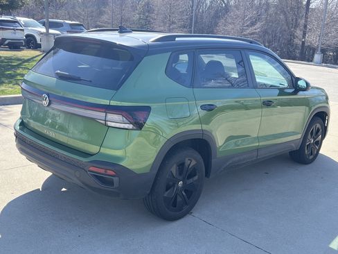 Certified 2025 Volkswagen Taos SE image 10