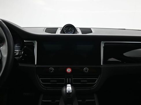 Certified 2024 Porsche Macan AWD/4WD image 11