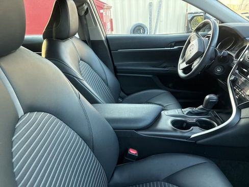 Used 2022 Toyota Camry SE image 4