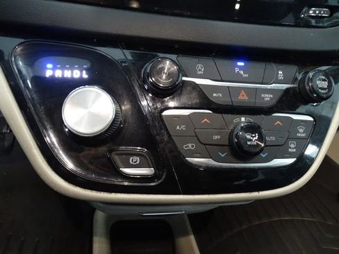 Used 2019 Chrysler Pacifica Touring-L image 11