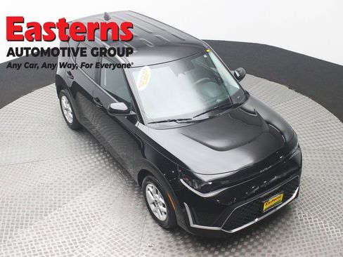 Used 2025 Kia Soul LX w/ LX Technology Package image 3