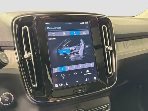 Certified 2023 Volvo XC40 B5 Plus image 16