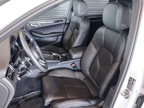 Certified 2026 Porsche Macan AWD/4WD image 5